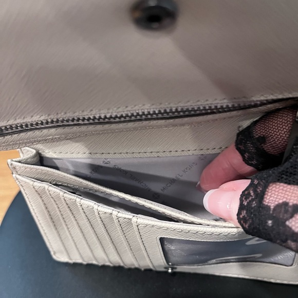 NWT Michael Kors Cream Wallet - Picture 8 of 10